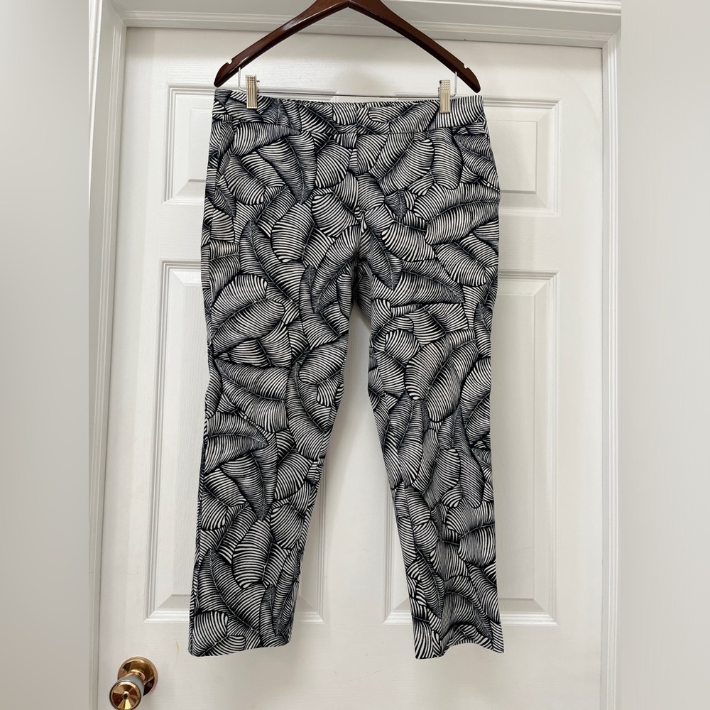 ANN TAYLOR Factory Leaf Print capris size 10